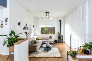 הסלון המקסים במפלס שונה, רצפת פרקט מושלמת וקמין גז נותנים את האווירה החמה המבוקשת