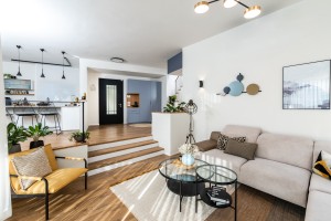 דלת בשחור וארון מלתחה ענק, לכל הנעליים, המפתחות והתיקים . חסל סדר בלגן