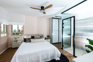 כדי למקסם את המקום ולהגדיל את החלל, יצרתי מקלחת עם קירות זכוכית שאינה שקופה