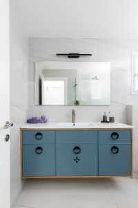 מקלחת ילדים ארון כחול