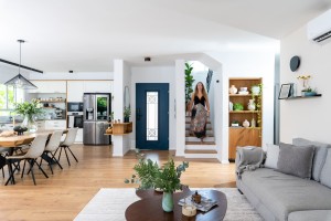 מבט אל הכניסה, הדלת הכחולה ומדרגות פרקט